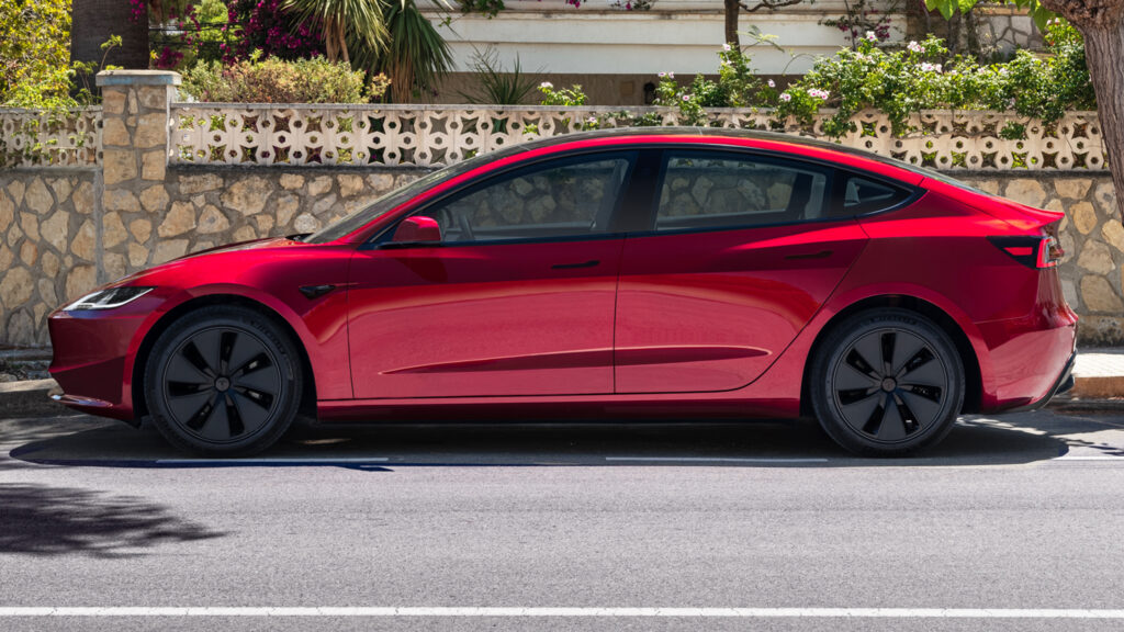 Електромобіль Tesla Model 3, який може потрапити під нові митні умови