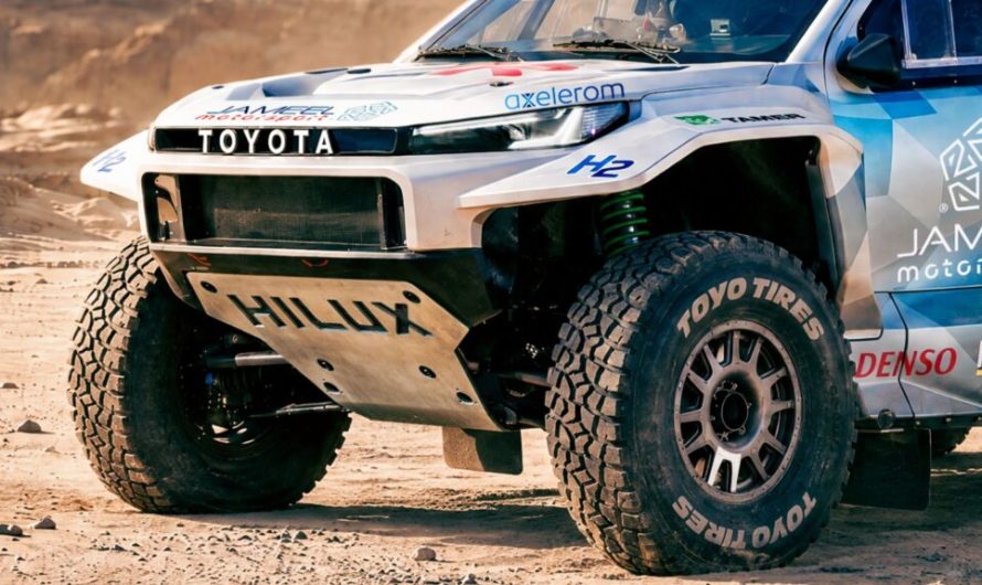 Шалена Toyota GR Hilux подолає Дакар, не спаливши ані краплі бензину