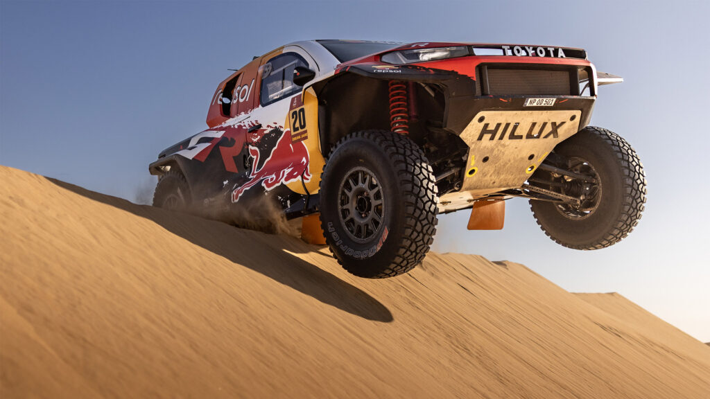 Дикий Toyota GR Hilux подолає Дакар без жодної краплі бензину