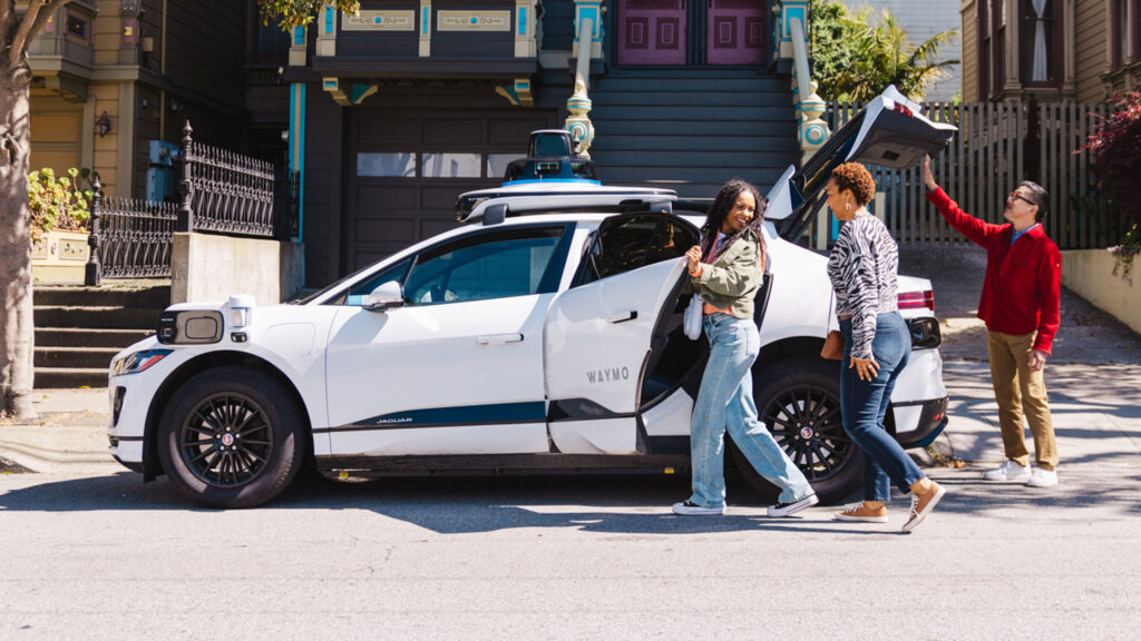 Waymo заявляє, що її авто потрапляють у серйозні аварії на 95% рідше
