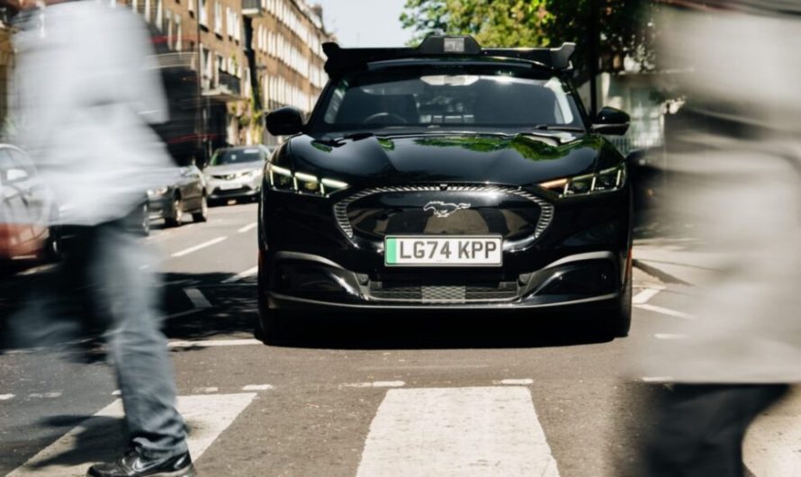У Лондоні першим роботаксі став електричний Ford Mustang, таких авто — лише п’ятнадцять