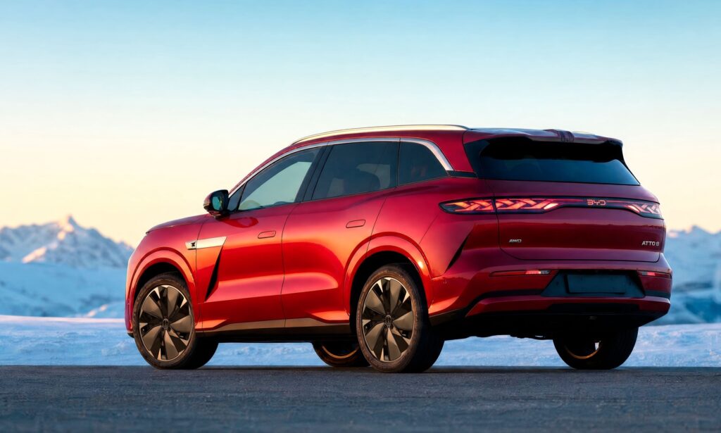 BYD Atto 8 на Паризькому автосалоні