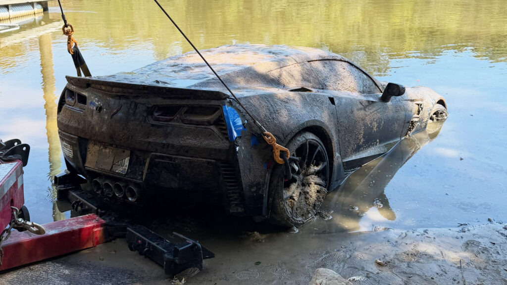 Викрадений C7 Corvette, який роками пролежав під водою