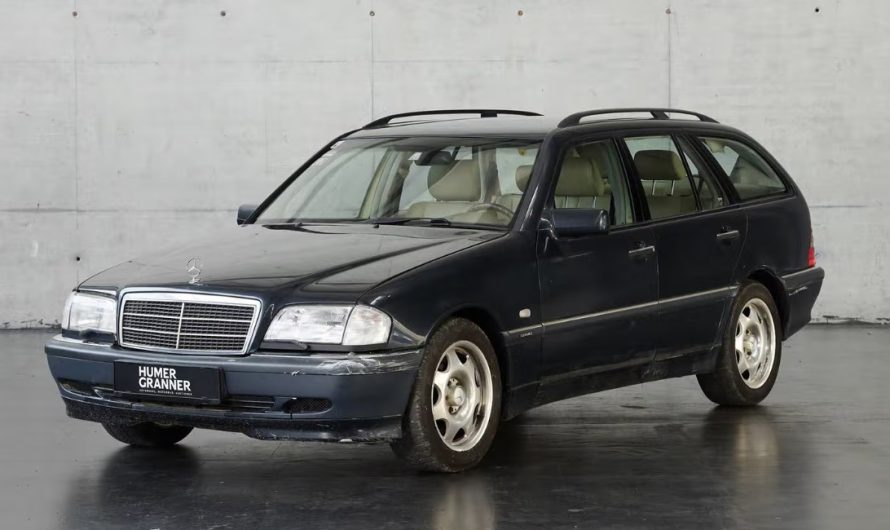Універсал Mercedes-Benz C230 Нікі Лауди продають за смішні гроші (фото)