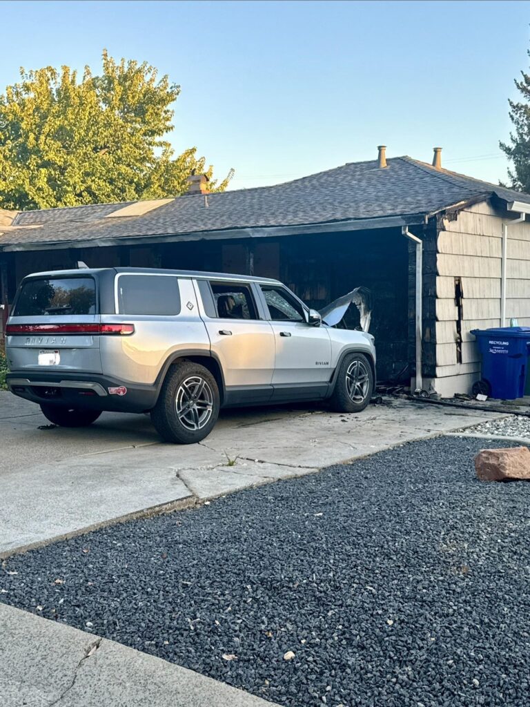 Згорілий Rivian R1S
